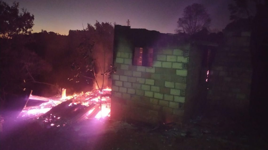 Casa é totalmente destruída pelo fogo no interior de Chapecó