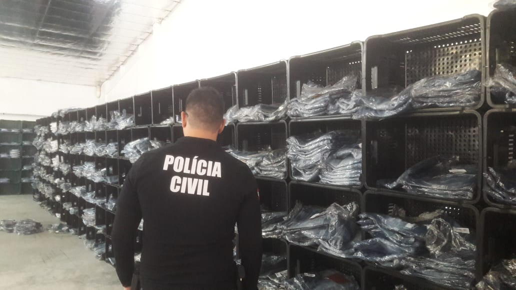 Polícia Civil realiza operação contra falsificação e apreende 30 mil peças de roupas em SC