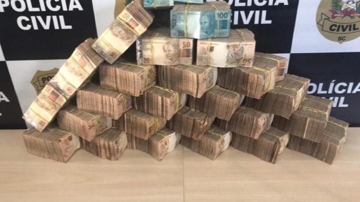 Polícia encontra mais de R$ 1 milhão em espécie dentro de apartamento ligado ao tráfico em SC