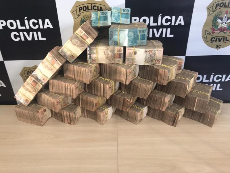 Polícia encontra mais de R$ 1 milhão em espécie dentro de apartamento ligado ao tráfico em SC