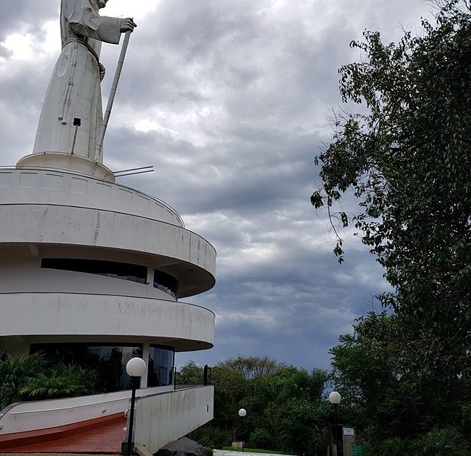 Vendaval arranca cajado do Monumento Frei Bruno em Joaçaba