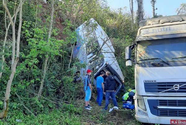 Onze pessoas ficam feridas após coletivo despencar em ribanceira em Seara