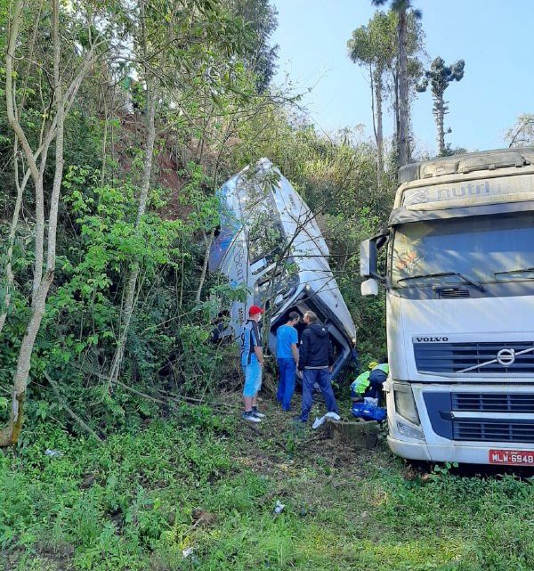 Onze pessoas ficam feridas após coletivo despencar em ribanceira em Seara