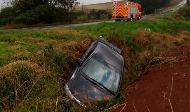 Veículo com cinco ocupantes sai da pista e cai em barranco às margens da BR-163