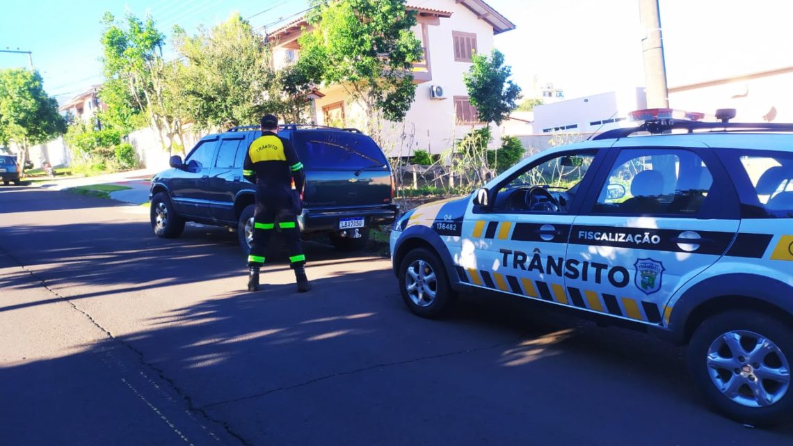 Agentes de trânsito recuperam veículo roubado em Chapecó