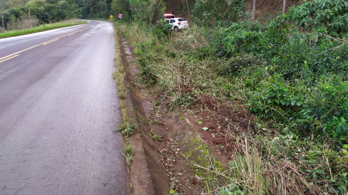 Saída de pista seguido de colisão em árvore deixa uma mulher ferida na SC-305 em Guaraciaba