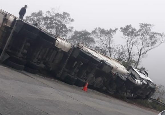 Carreta carregada tomba na serra da Dona Francisca na SC-418