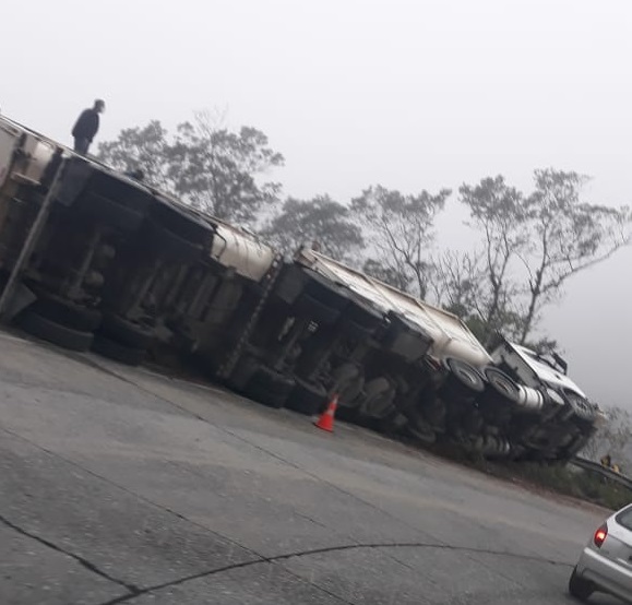 Carreta carregada tomba na serra da Dona Francisca na SC-418