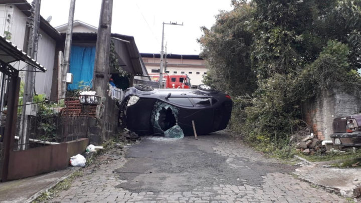 Duas pessoas ficam feridas em capotamento de veículo em Concórdia