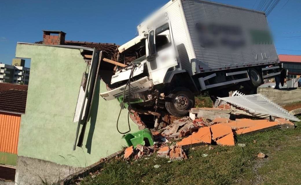 Caminhão desgovernado sai da pista e destrói residência em SC