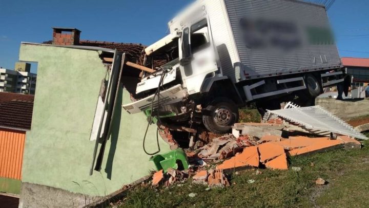 Caminhão desgovernado sai da pista e destrói residência em SC