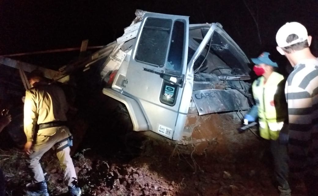 Caminhoneiro fica ferido após caminhão sair da pista na SC-482