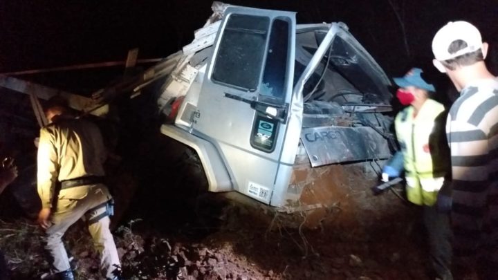 Caminhoneiro fica ferido após caminhão sair da pista na SC-482