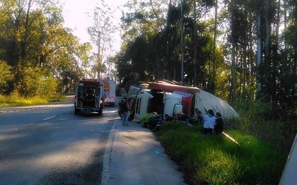 Saqueadores levam quase 15 toneladas de batatas pré-fritas de caminhão tombado na BR-470