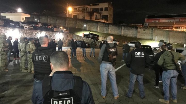 Polícia Civil deflagra Operação 24k e cumpre 54 ordens judiciais em SC