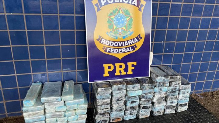 PRF localiza mais de 1,3 milhão de reais em crack e cocaína em fundo falso na BR 163 em Sâo Miguel do Oeste