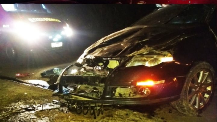 Carro sai da pista e capota no contorno viário em Concórdia