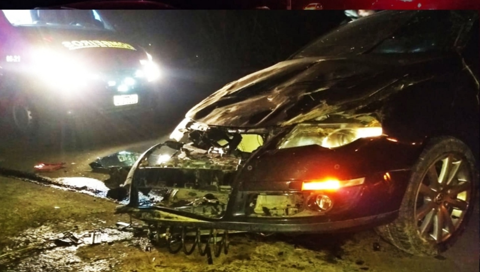 Carro sai da pista e capota no contorno viário em Concórdia