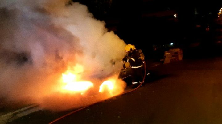 Incêndio destrói veículo no bairro Presidente Médici