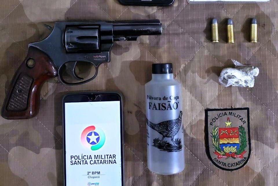 Homem é preso por porte ilegal de arma de fogo no bairro Santo Antônio