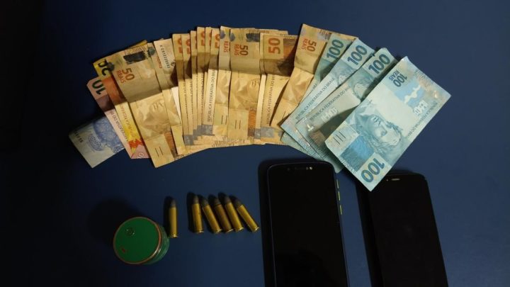 Dois homens são detidos por posse de drogas e munições em Pinhalzinho
