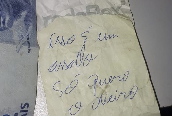 Ladrão pede papel e caneta em mercearia e anuncia assalto com bilhete