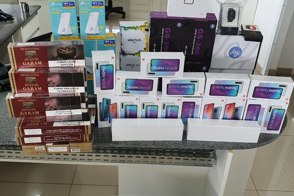 PRF apreende 35 eletrônicos e 170 maços de cigarros do Paraguai em Água Doce na BR 153