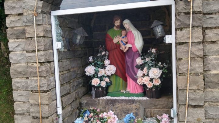 Vândalos são presos após quebrarem vidraças, lixeiras e furtarem dinheiro da estátua da santa no oeste