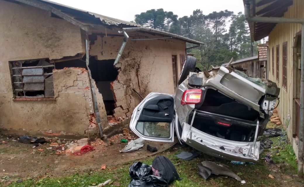 Veículo capota e atinge residência na SC-112 em Rio Negrinho