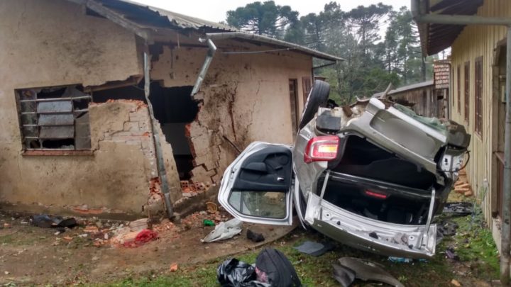 Veículo capota e atinge residência na SC-112 em Rio Negrinho