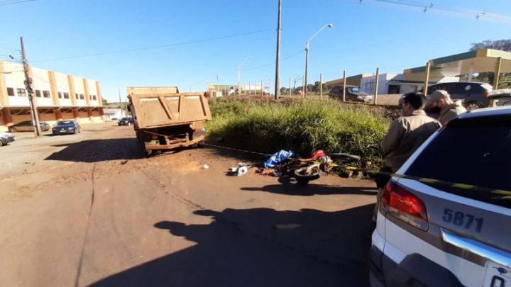 Motociclista de 25 anos morre atropelado por caminhão em Chapecó