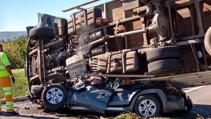 Caminhão invade pista contrária, esmaga veículo e provoca morte de passageira no RS