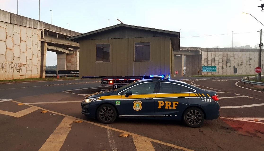 PRF flagra casa sendo transportada por caminhão na BR-480 em Chapecó