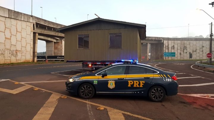 PRF flagra casa sendo transportada por caminhão na BR-480 em Chapecó