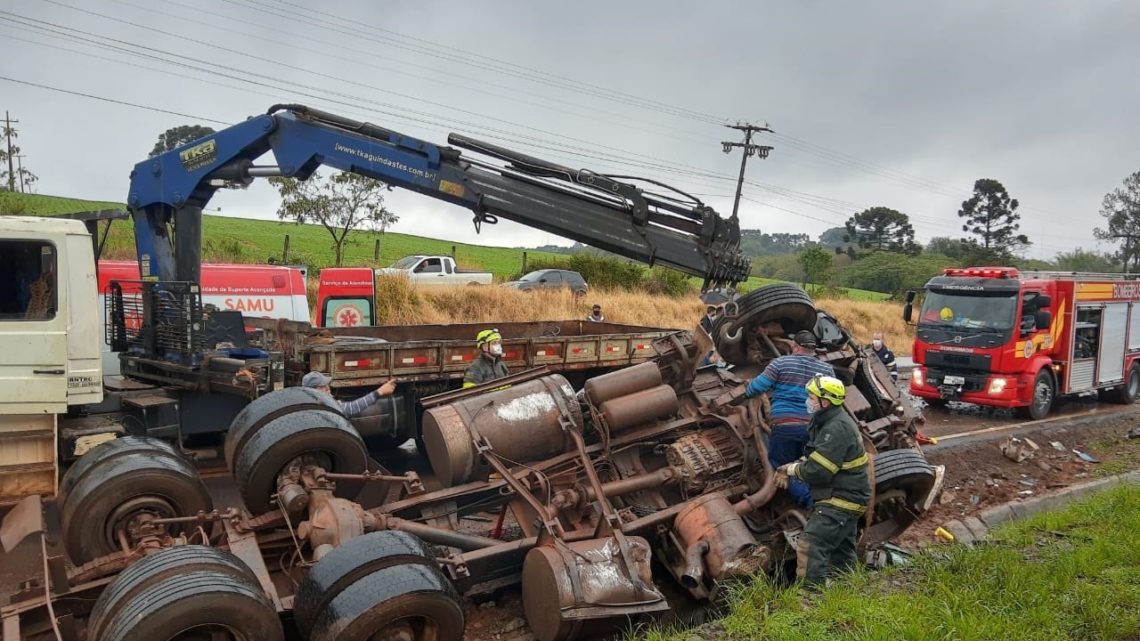 Duas pessoas ficam presas nas ferragens após carreta tombar na BR-282 em Xanxerê Duas pessoas ficam presas nas ferragens após carreta tombar na BR-282 em Xanxerê