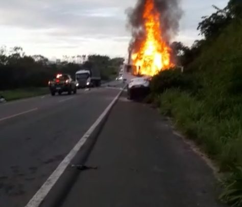 VÍDEO – Três pessoas da mesma família morrem carbonizadas após acidente na BR-101