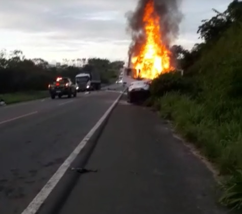 VÍDEO – Três pessoas da mesma família morrem carbonizadas após acidente na BR-101