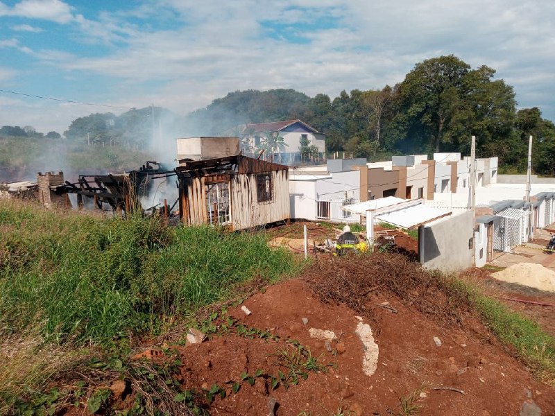 Residência é destruída pelo fogo no bairro Santo Antônio