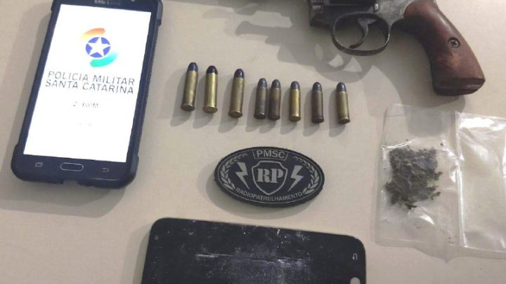 Três pessoas são detidas por posse ilegal de arma de fogo e tráfico de drogas no São Pedro
