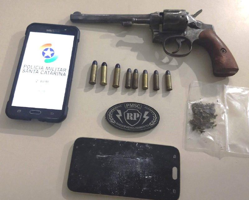 Três pessoas são detidas por posse ilegal de arma de fogo e tráfico de drogas no São Pedro