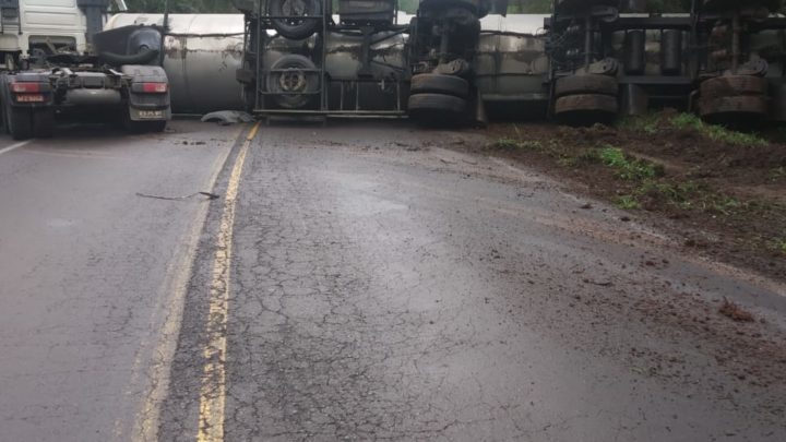 Carreta tanque sai da pista e tomba na BR-153