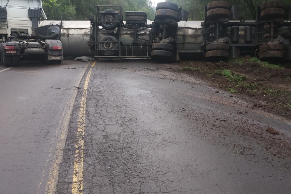 Carreta tanque sai da pista e tomba na BR-153