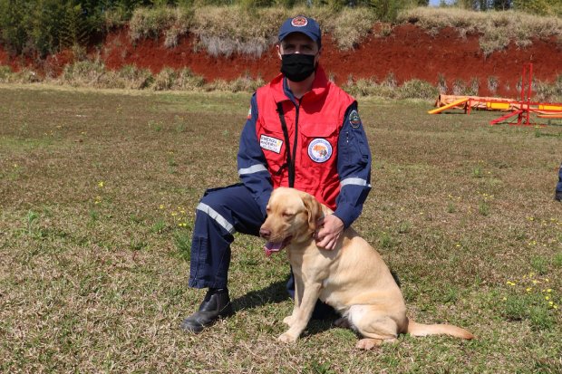 Corpo de Bombeiros Militar tem mais um cão certificado para buscas no Oeste
