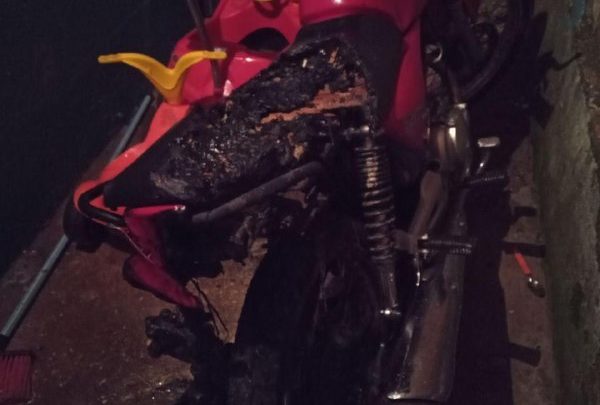 Homem de 22 anos incendeia motocicleta de cunhado em Chapecó