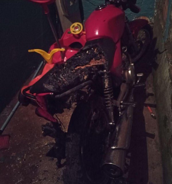 Homem de 22 anos incendeia motocicleta de cunhado em Chapecó
