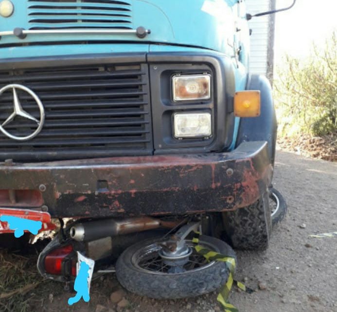 Motociclista fica gravemente ferido após colisão frontal com caminhão em Campo Erê