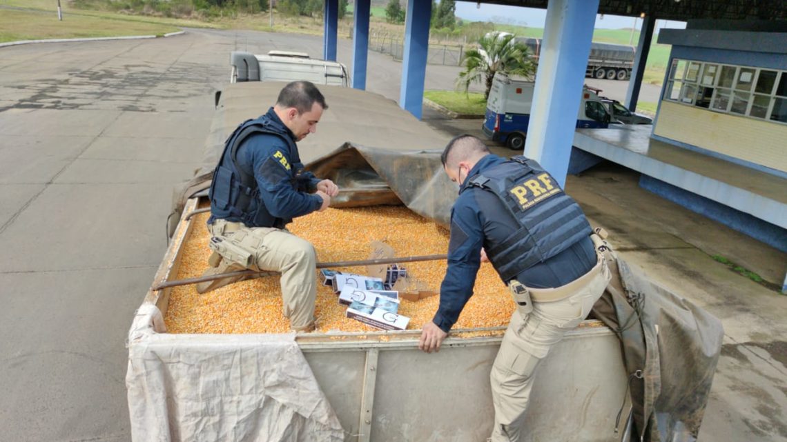 PRF apreende bitrem com 500 mil maços de cigarros contrabandeados do Paraguai escondidos em carga de milho em Água Doce na BR-153