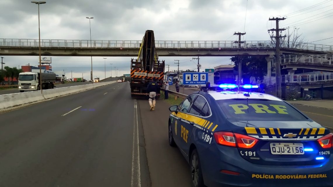 PRF flagra carga com excesso de altura colidindo em passarela na BR-480 em Chapecó