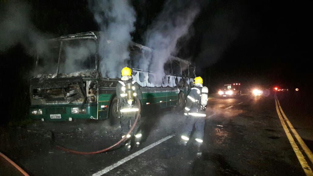 Ônibus pega fogo na SC-283 em Caibi