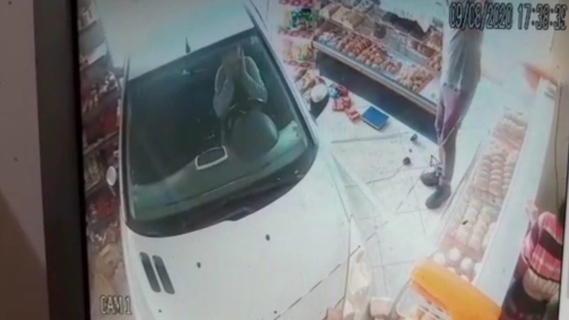VÍDEOS: veja o momento em que carro invade padaria e quase atropela cliente em SC